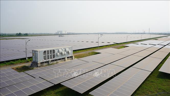 Trong ảnh: Hệ thống điện năng lượng mặt trời ven sông Vàm Cỏ Đông, thuộc thị xã Trảng Bàng, tỉnh Tây Ninh. Ảnh: Thanh Tân - TTXVN