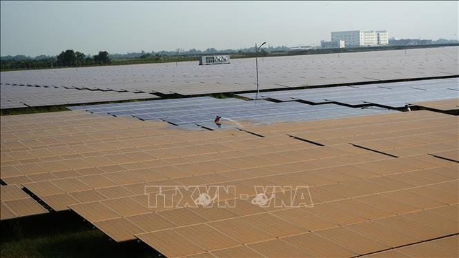 Trong ảnh: Dự án điện năng lượng mặt trời ven sông Vàm Cỏ Đông, thuộc thị xã Trảng Bàng, tỉnh Tây Ninh. Ảnh: Thanh Tân - TTXVN