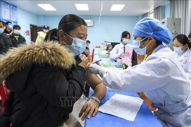 Trong ảnh: Tiêm vaccine ngừa COVID cho người dân tại Quảng Tây, Trung Quốc. Ảnh: THX/TTXVN