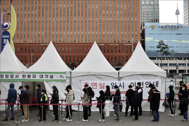 Trong ảnh: Người dân xếp hàng chờ xét nghiệm COVID-19 tại Seoul, Hàn Quốc, ngày 31/3/2022. Ảnh: YONHAP/TTXVN