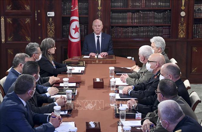 Trong ảnh: Tổng thống Tunisia Kais Saied (giữa) chủ trì cuộc họp Hội đồng An ninh quốc gia tại thủ đô Tunis ngày 30/3/2022. Ảnh: AFP/TTXVN