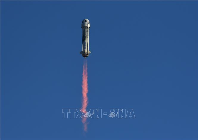 Trong ảnh: Tàu vũ trụ New Shepard thuộc Công ty dịch vụ du lịch vũ trụ Blue Origin của tỷ phú Mỹ Jeff Bezos rời bệ phóng, thực hiện chuyến bay thương mại thứ 4 vào vũ trụ với 6 hành khách, từ bãi phóng ở phía Tây bang Texas, Mỹ ngày 31/3/2022. Ảnh: AFP/TTXVN