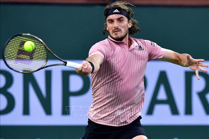 Trong ảnh: Tay vợt Stefanos Tsitsipas thi đấu tại giải quần vợt Indian Wells ở bang California, Mỹ ngày 14/3/2022. Ảnh: AFP/TTXVN