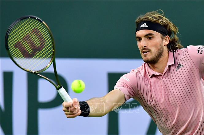 Trong ảnh: Tay vợt Stefanos Tsitsipas thi đấu tại giải quần vợt Indian Wells ở bang California, Mỹ ngày 14/3/2022. Ảnh: AFP/TTXVN