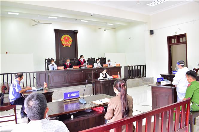 Bị cáo Nguyễn Thành Nghĩa chờ nghe tuyên án. Ảnh: Thanh Tân - TTXVN