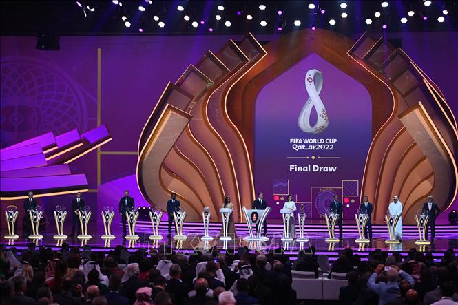 Trong ảnh: Toàn cảnh lễ bốc thăm chia bảng Vòng chung kết World Cup 2022 tại thủ đô Doha, Qatar, ngày 1/4/2022. Ảnh: AFP/TTXVN