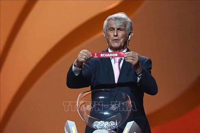 Trong ảnh: Cựu tuyển thủ Serbia Bora Milutinovic tại lễ bốc thăm chia bảng Vòng chung kết World Cup 2022 tại thủ đô Doha, Qatar, ngày 1/4/2022. Ảnh: AFP/TTXVN