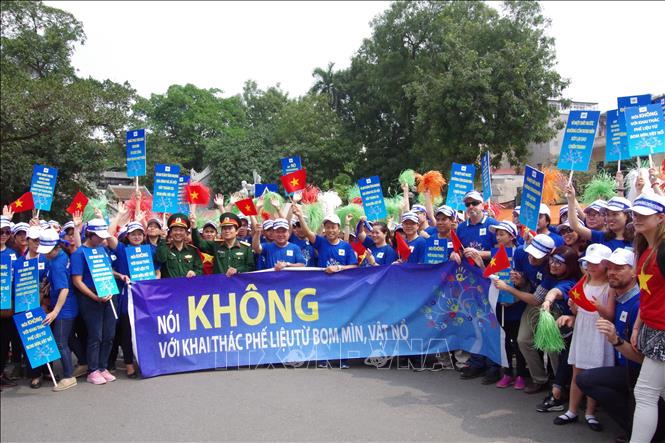 Đại biểu tham gia diễu hành hưởng ứng Ngày thế giới phòng chống bom mìn 4/4 (31/3/2018. Ảnh (tư liệu): TTXVN phát