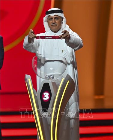 Trong ảnh: Cựu tuyển thủ Qatar Adel Ahmed MalAllah tại lễ bốc thăm chia bảng Vòng chung kết World Cup 2022 tại thủ đô Doha, Qatar, ngày 1/4/2022. Ảnh: AFP/TTXVN