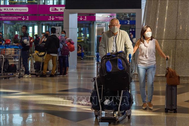 Trong ảnh: Du khách đeo khẩu trang phòng dịch COVID-19 khi tới sân bay quốc tế Kuala Lumpur tại Selangor, Malaysia ngày 1/4/2022. Ảnh: THX/TTXVN