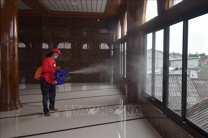 Trong ảnh: Nhân viên phun khử khuẩn nhằm ngăn dịch COVID-19 lây lan tại một nhà thờ ở South Tangerang, Indonesia, ngày 1/4/2022. Ảnh: THX/TTXVN