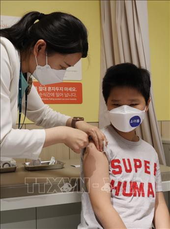 Trong ảnh: Nhân viên y tế tiêm vaccine phòng COVID-19 cho trẻ em tại Seoul, Hàn Quốc ngày 31/3/2022. Ảnh: YONHAP/TTXVN