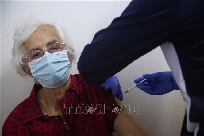 Trong ảnh: Nhân viên y tế tiêm vaccine phòng COVID-19 cho người già tại Nicosia, CH Sip, ngày 30/3/2022. Ảnh: THX/TTXVN