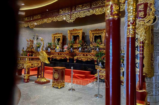 Gian thờ bài trí các linh khí được lãnh đạo thành phố Cần Thơ cung thỉnh từ Khu di tích lịch sử quốc gia đặc biệt Đền Hùng ở tỉnh Phú Thọ, gồm: 18 kg đất, 18 lít nước, chân hương tổ tiên cùng các đồ lễ như: phiên bản trống đồng Đền Hùng, bộ chấp kích, bộ bát bửu, chuông, trống. Ảnh: Thanh Liêm - TTXVN