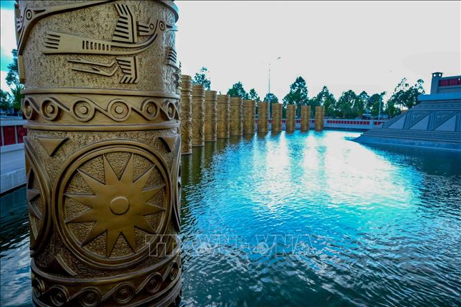 Bao quanh đền thờ chính là hồ nước với 54 trụ đá, tượng trưng cho cộng đồng 54 dân tộc ở Việt Nam. Ảnh: Thanh Liêm - TTXVN