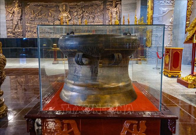 Trống đồng từ Đền Hùng ở Phú Thọ do UBND tỉnh Phú Thọ cung tiến. Ảnh: Thanh Liêm - TTXVN