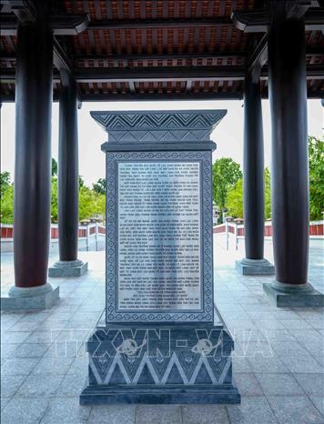 Nhà bia trong Đền thờ Vua Hùng mô phỏng theo lối kiến trúc đình truyền thống Nam bộ, mái lợp ngói, cột gỗ, các đầu đao được trang trí hoa văn trên trống đồng. Bia được làm bằng đá granite, ghi khắc khái quát nội dung về lịch sử thời đại Vua Hùng và lịch sử hình thành, xây dựng công trình. Ảnh: Thanh Liêm - TTXVN