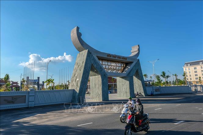 Cổng chính Đền thờ Vua Hùng tại thành phố Cần Thơ. Cổng cao 12,2m, ngang 18,8m, được ốp đá xanh Thanh Hóa, có ba cửa, một cửa chính lớn và hai cửa nhỏ hai bên. Phía trên, giữa cổng khắc dòng chữ: Đền thờ Vua Hùng. Ảnh: Thanh Liêm - TTXVN