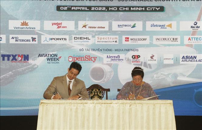 Photo: Businesses sign cooperation documents. VNA Photo: Mỹ Phương 