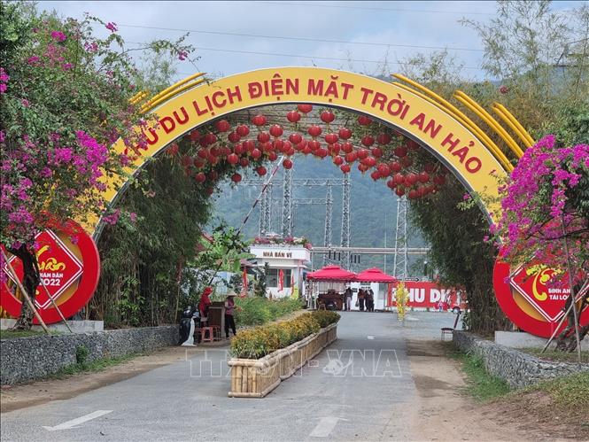 Điểm tham quan điện mặt trời An Hảo (huyện Tịnh Biên) chưa đủ điều kiện công nhận là điểm du lịch nhưng vẫn treo biển hiệu khu du lịch để đón khách. Ảnh: Thanh Sang - TTXVN