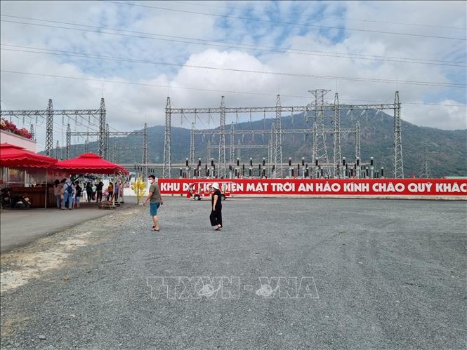 Điểm tham quan điện mặt trời An Hảo (huyện Tịnh Biên) chưa đủ điều kiện công nhận là điểm du lịch nhưng vẫn treo biển hiệu khu du lịch để đón khách. Ảnh: Thanh Sang - TTXVN