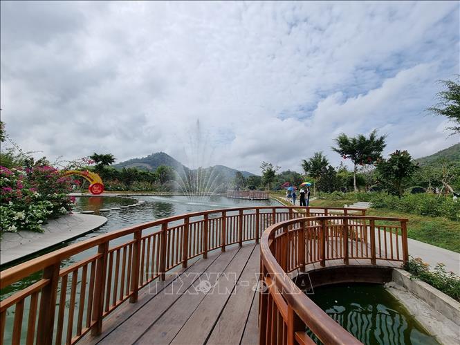 Để tránh hiểu nhầm cho người dân và du khách tỉnh An Giang yêu cầu đơn vị khai thác không treo biển hiệu khu du lịch khi chưa được cơ quan có thẩm quyền công nhận. Ảnh: Thanh Sang- TTXVN 