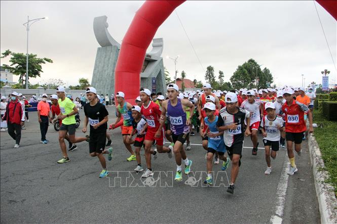 Các vận động viên nam xuất phát. Ảnh: Trung Kiên - TTXVN
