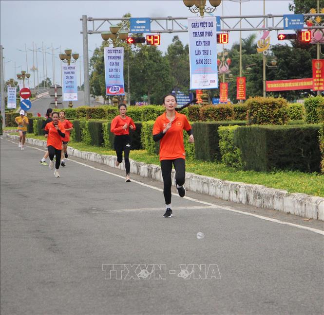 Các vận động viên nữ thi đấu tại Giải Việt dã thành phố Cần Thơ lần thứ nhất. Ảnh: Trung Kiên - TTXVN