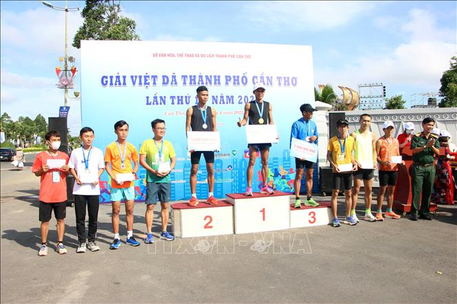 Trao giải cá nhân nam hệ Phong trào. Ảnh: Trung Kiên - TTXVN