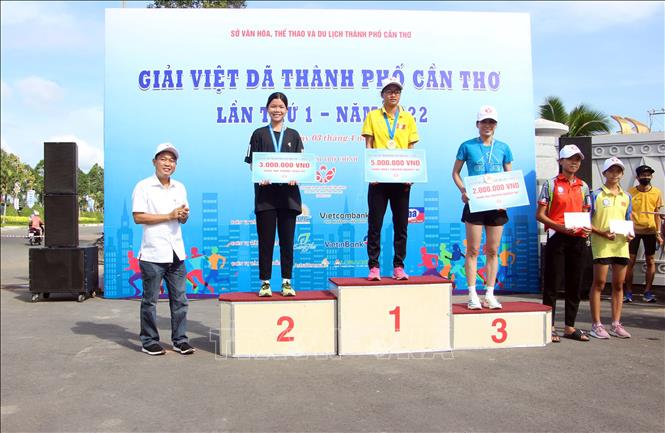 Trao giải cá nhân nữ hệ Nâng cao. Ảnh: Trung Kiên - TTXVN