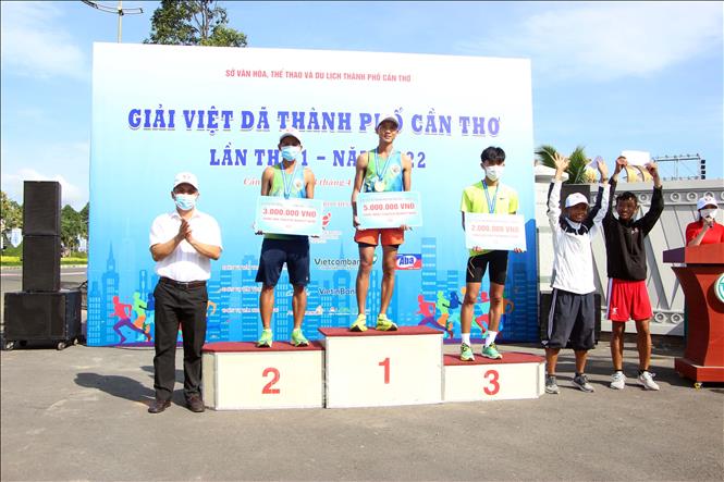 Trao giải cá nhân nam hệ Nâng cao. Ảnh: Trung Kiên - TTXVN