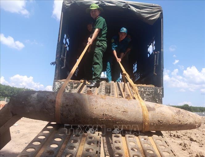 Lực lượng công binh tỉnh Bình Dương xử lý di dời an toàn quả bom MK82, có chiều dài 2,2 mét, nặng đến 232 kg. Quả bom còn nguyên kíp nổ, bên trong còn chứa 87kg thuốc nổ TNT rất nguy hiểm được phát hiện tại công trình xây dựng Nhà văn hóa xã Hiếu Liêm, huyện Bắc Tân Uyên (tỉnh Bình Dương). Ảnh: Văn Hướng -TTXVN