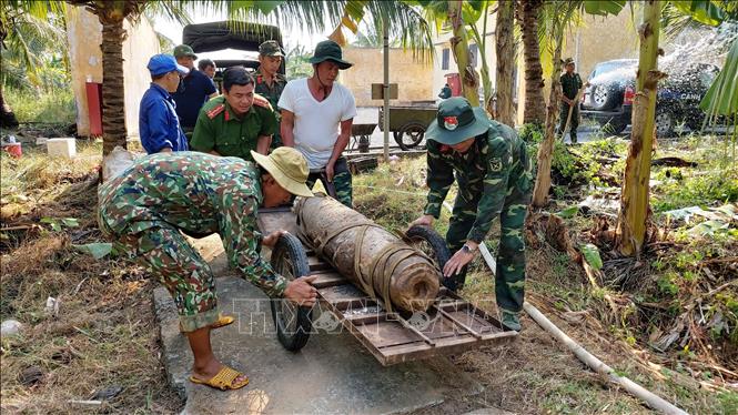 Ban Công binh, Bộ Chỉ huy Quân sự tỉnh Bến Tre phối hợp với Công an tỉnh Bến Tre tiến hành thu gom quả bom nặng 250kg tại cồn Nghêu, xã Thừa Đức, huyện Bình Đại. Ảnh: Trần Thị Thu Hiền - TTXVN