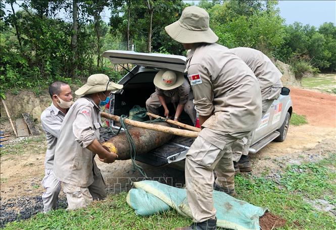Đội rà phá bom mìn lưu động số 1 thuộc Tổ chức Cây hòa bình Việt Nam xử lý an toàn một quả bom lớn với trọng lượng khoảng 227 kg, đường kính 274 mm, chiều dài 1,54 m được phát hiện tại mỏ đá thôn Lương Lễ, xã Tân Hợp, huyện miền núi Hướng Hóa, tỉnh Quảng Trị. Ảnh: Hồ Cầu-TTXVN