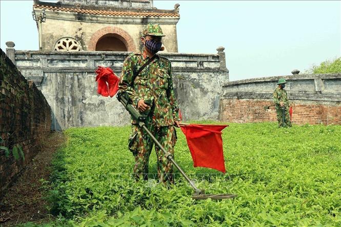 Thủ tướng Chính phủ đã ra Quyết định số 701/QĐ-TTg ngày 24/5/2017 về việc thành lập Ban Chỉ đạo quốc gia khắc phục hậu quả bom, mìn và chất độc hóa học sau chiến tranh ở Việt Nam (Ban Chỉ đạo 701). Trong ảnh: Đội công tác rà phá bom, mìn thuộc Lữ đoàn Công binh 414, Quân khu 4 rà phá bom mìn khu vực Thượng Thành, thành phố Huế để triển khai Dự án di dời dân cư, giải phóng mặt bằng khu vực I di tích Kinh thành Huế (4/2020). Ảnh: Đỗ Trưởng - TTXVN