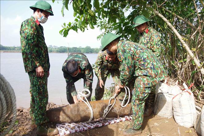 Bộ Chỉ huy quân sự tỉnh Hưng Yên tiến hành hủy nổ thành công 2 quả bom MK 82 có chiều dài 2,1m, đường kính 30 cm, mỗi quả có trọng lượng trên 200 kg, còn nguyên ngòi nổ. Ảnh: Đinh Tuấn - TTXVN