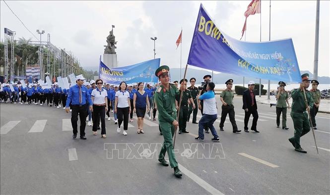 Đoàn viên thanh niên, lực lượng quân đội tham gia diễu hành kỷ niệm Ngày thế giới phòng chống bom mìn (4/4) tại thành phố Quy Nhơn (Bình Định), sáng 31/3/2019. Ảnh: Quốc Dũng - TTXVN