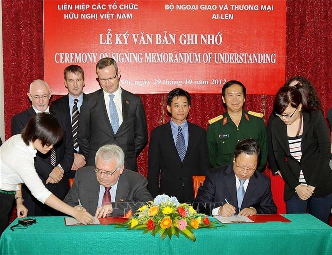  Liên hiệp các tổ chức hữu nghị Việt Nam phối hợp với Bộ Ngoại giao và Thương mại Ireland ký văn bản ghi nhớ về việc tăng cường cam kết và tài trợ của Chính phủ Ireland cho hoạt động rà phá bom mìn tại Việt Nam (29/10/2012). Ảnh: An Đăng - TTXVN