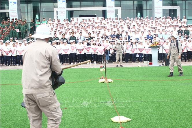 Thao diễn các quy trình rà phá bom mìn, vật liệu nổ tại Lễ mít tinh, diễu hành hưởng ứng Ngày thế giới phòng chống bom mìn (4/4). Ảnh: Thanh Thủy-TTXVN