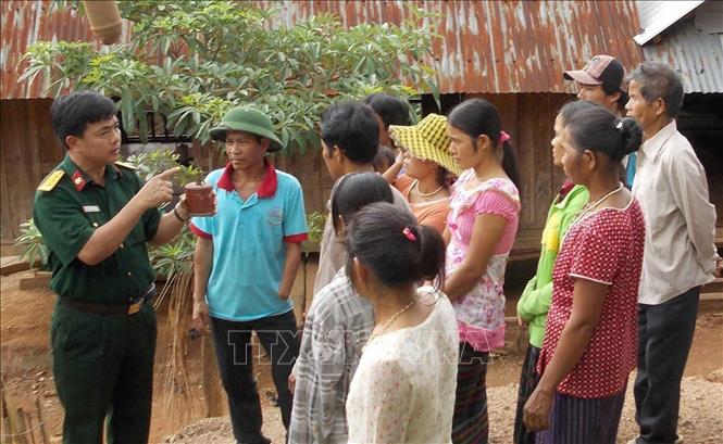 Cán bộ Đoàn công binh Tháng Tám (Binh chủng công binh) tuyên truyền, giáo dục, nâng cao nhận thức về hiểm họa bom, mìn, cách phòng ngừa tai nạn bom, mìn, vật nổ còn sót lại sau chiến tranh cho đồng bào Vân Kiều ở xã Đa Krông, huyện Đa Krông, tỉnh Quảng Trị. Ảnh: Phạm Thị Huế – TTXVN