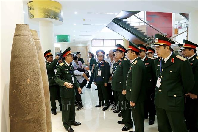 Bộ trưởng Bộ Quốc phòng Ngô Xuân Lịch, Phó trưởng Ban Chỉ đạo 504 và các đại biểu tham quan khu trưng bày các hiện vật bom, mìn tại lễ khánh thành Trụ sở Trung tâm hành động bom mìn Quốc gia Việt Nam (20/10/2016). Ảnh: An Đăng – TTXVN