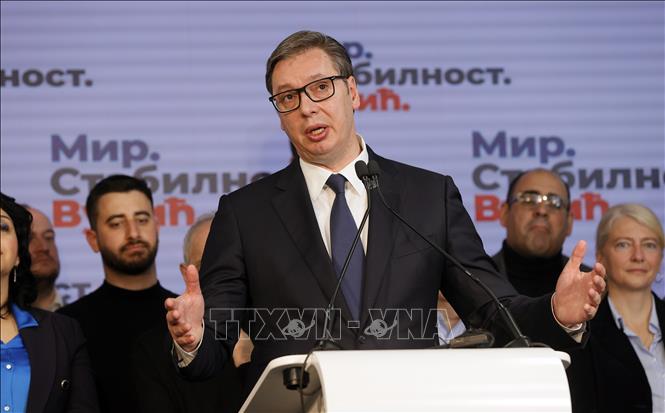 Trong ảnh: Đương kim Tổng thống Serbia Aleksandar Vucic (phía trước) phát biểu trong buổi họp báo tại trụ sở đảng Cấp tiến Serbia (SNS), sau khi kết quả sơ bộ cuộc bầu cử Tổng thống được công bố, ngày 3/4/2022. Ảnh: THX/TTXVN
