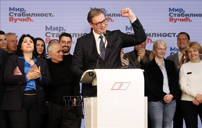 Trong ảnh: Đương kim Tổng thống Serbia Aleksandar Vucic (phía trước) trong buổi họp báo tại trụ sở đảng Cấp tiến Serbia (SNS), sau khi kết quả sơ bộ cuộc bầu cử Tổng thống được công bố, ngày 3/4/2022. Ảnh: THX/TTXVN