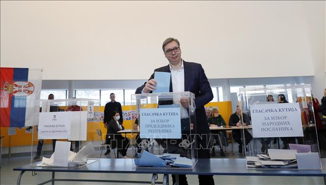 Trong ảnh: Đương kim Tổng thống Serbia Aleksandar Vucic bỏ phiếu tại điểm bầu cử Tổng thống và tổng tuyển cử ở Belgrade, ngày 3/4/2022. Ảnh: THX/TTXVN