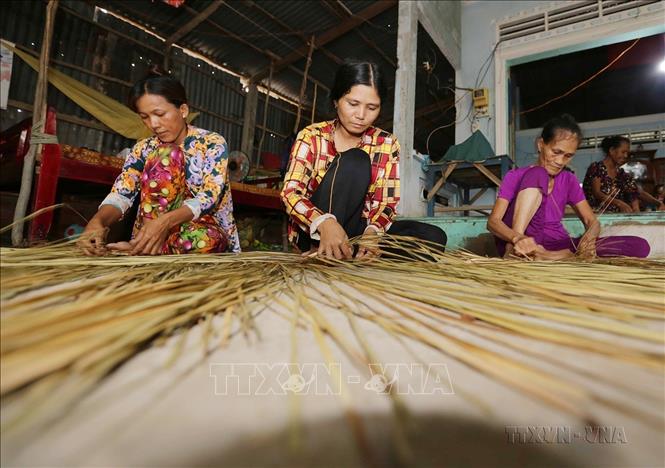 Chương trình cho vay hộ đồng bào dân tộc thiểu số vùng khó khăn ở Kiên Giang đã giúp nhiều hộ dân làng nghề đan lát xã Phú Mỹ, huyện Giang Thành có điều kiện giữ bản sắc truyền thống, có thêm thu nhập, giảm nghèo. Ảnh: Trần Việt - TTXVN