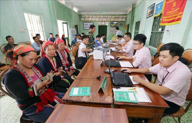 Hộ nghèo và đối tượng chính sách làm thủ tục vay vốn ưu đãi tại điểm giao dịch xã Nậm Ty, huyện Hoàng Su Phì (Hà Giang). Ảnh: Trần Việt - TTXVN