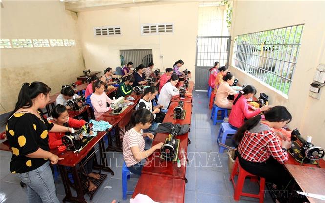 Lớp dạy nghề may cho lao động nông thôn tại phường Tân Phú, quận Cái Răng, thành phố Cần Thơ giúp nhiều hộ nghèo được học nghề để từ đó vươn lên thoát nghèo, từng bước ổn định cuộc sống và vươn lên làm giàu. Ảnh: Anh Tuấn – TTXVN