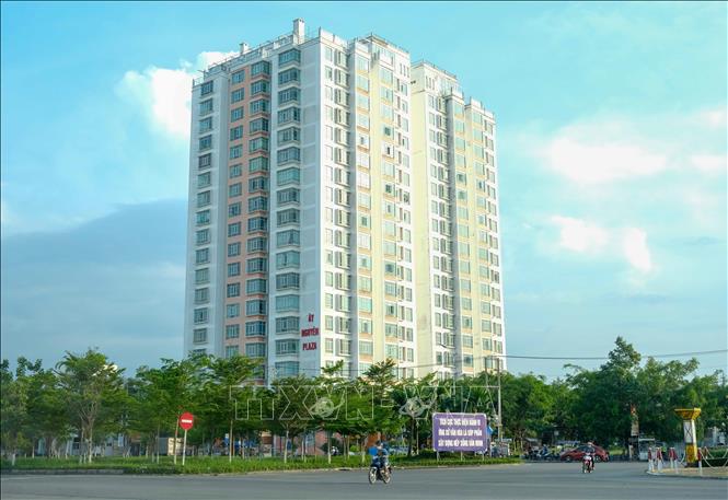 Trong ảnh: Chung cư Tây Nguyên Plaza được khởi công vào năm 2008, hoàn thành vào quý II/2010. Ảnh: Thanh Liêm - TTXVN