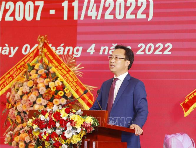Đồng chí Lại Xuân Lâm, Phó Bí thư Đảng ủy Khối các cơ quan Trung ương giới thiệu đại biểu. Ảnh: Phương Hoa - TTXVN