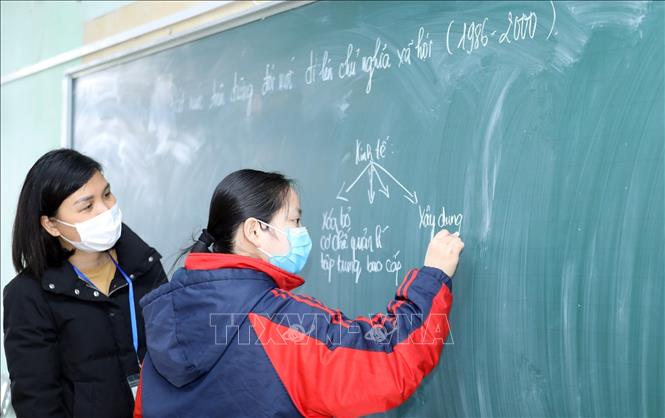 Trong ảnh: Cô giáo Lê Thị Thanh Quỳnh, Trung tâm giáo dục thường xuyên 1 tỉnh Lạng Sơn ôn tập môn Sử cho học sinh lớp 12C. Ảnh: Anh Tuấn - TTXVN